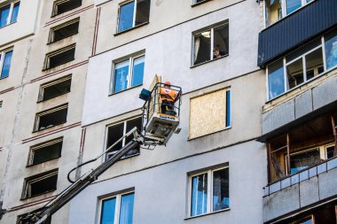 Kharkiv, Ukrayna, 16 Eylül 2024. Rus saldırısından sonra binayı temizleyip onarıyor. Patlama, cam ve metal parçalarını her yöne uçurdu ve ciddi hasara yol açtı..