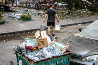 Kharkiv, Ukrayna, 16 Eylül 2024. Rus saldırısından sonra binayı temizleyip onarıyor. Patlama, cam ve metal parçalarını her yöne uçurdu ve ciddi hasara yol açtı..
