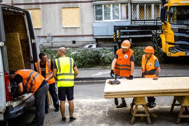 Kharkiv, Ukrayna, 16 Eylül 2024. Rus saldırısından sonra binayı temizleyip onarıyor. Patlama, cam ve metal parçalarını her yöne uçurdu ve ciddi hasara yol açtı..