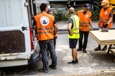 Kharkiv, Ukrayna, 16 Eylül 2024. Rus saldırısından sonra binayı temizleyip onarıyor. Patlama, cam ve metal parçalarını her yöne uçurdu ve ciddi hasara yol açtı..