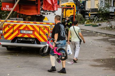 Kharkiv, Ukrayna, 16 Eylül 2024. Rus saldırısından sonra siviller binayı boşaltıyorlar. Patlama, cam ve metal parçalarını her yöne uçurdu. Bu da ikincil hasara yol açtı..