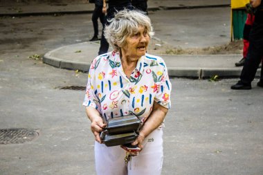 Kharkiv, Ukrayna, 16 Eylül 2024. Rus saldırısından sonra siviller binayı boşaltıyorlar. Patlama, cam ve metal parçalarını her yöne uçurdu. Bu da ikincil hasara yol açtı..