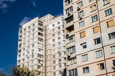 Kharkiv, Ukrayna, 16 Eylül 2024 Rus saldırısından sonra 12 katlı bir binaya. Patlama, cam ve metal parçalarını her yöne uçurdu. Bu da ikincil hasara yol açtı..