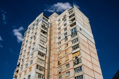 Kharkiv, Ukrayna, 16 Eylül 2024 Rus saldırısından sonra 12 katlı bir binaya. Patlama, cam ve metal parçalarını her yöne uçurdu. Bu da ikincil hasara yol açtı..