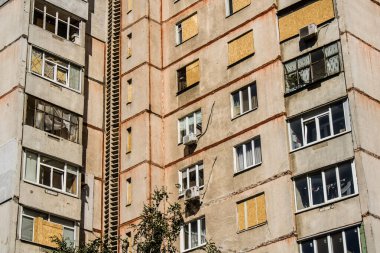 Kharkiv, Ukrayna, 16 Eylül 2024 Rus saldırısından sonra 12 katlı bir binaya. Patlama, cam ve metal parçalarını her yöne uçurdu. Bu da ikincil hasara yol açtı..