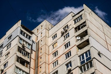 Kharkiv, Ukrayna, 16 Eylül 2024 Rus saldırısından sonra 12 katlı bir binaya. Patlama, cam ve metal parçalarını her yöne uçurdu. Bu da ikincil hasara yol açtı..