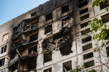 Kharkiv, Ukrayna, 16 Eylül 2024 Rus saldırısından sonra 12 katlı bir binaya. Patlama, cam ve metal parçalarını her yöne uçurdu. Bu da ikincil hasara yol açtı..