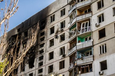 Kharkiv, Ukrayna, 16 Eylül 2024 Rus saldırısından sonra 12 katlı bir binaya. Patlama, cam ve metal parçalarını her yöne uçurdu. Bu da ikincil hasara yol açtı..