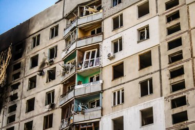 Kharkiv, Ukrayna, 16 Eylül 2024 Rus saldırısından sonra 12 katlı bir binaya. Patlama, cam ve metal parçalarını her yöne uçurdu. Bu da ikincil hasara yol açtı..