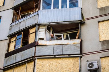 Kharkiv, Ukrayna, 16 Eylül 2024 Rus saldırısından sonra 12 katlı bir binaya. Patlama, cam ve metal parçalarını her yöne uçurdu. Bu da ikincil hasara yol açtı..