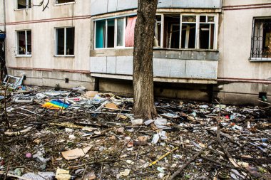 Kharkiv, Ukrayna, 16 Eylül 2024 Rus saldırısından sonra 12 katlı bir binaya. Patlama, cam ve metal parçalarını her yöne uçurdu. Bu da ikincil hasara yol açtı..