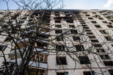 Kharkiv, Ukrayna, 16 Eylül 2024 Rus saldırısından sonra 12 katlı bir binaya. Patlama, cam ve metal parçalarını her yöne uçurdu. Bu da ikincil hasara yol açtı..