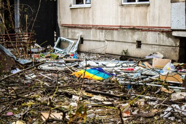 Kharkiv, Ukrayna, 16 Eylül 2024 Rus saldırısından sonra 12 katlı bir binaya. Patlama, cam ve metal parçalarını her yöne uçurdu. Bu da ikincil hasara yol açtı..