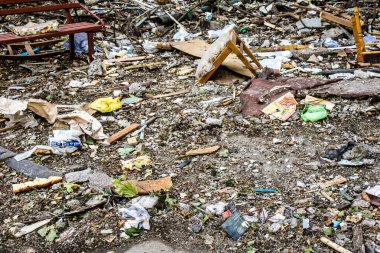 Kharkiv, Ukrayna, 16 Eylül 2024 Rus saldırısından sonra 12 katlı bir binaya. Patlama, cam ve metal parçalarını her yöne uçurdu. Bu da ikincil hasara yol açtı..