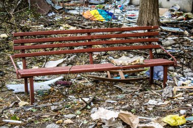 Kharkiv, Ukrayna, 16 Eylül 2024 Rus saldırısından sonra 12 katlı bir binaya. Patlama, cam ve metal parçalarını her yöne uçurdu. Bu da ikincil hasara yol açtı..