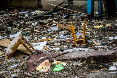 Kharkiv, Ukrayna, 16 Eylül 2024 Rus saldırısından sonra 12 katlı bir binaya. Patlama, cam ve metal parçalarını her yöne uçurdu. Bu da ikincil hasara yol açtı..
