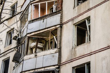 Kharkiv, Ukrayna, 16 Eylül 2024 Rus saldırısından sonra 12 katlı bir binaya. Patlama, cam ve metal parçalarını her yöne uçurdu. Bu da ikincil hasara yol açtı..