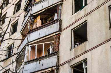 Kharkiv, Ukrayna, 16 Eylül 2024 Rus saldırısından sonra 12 katlı bir binaya. Patlama, cam ve metal parçalarını her yöne uçurdu. Bu da ikincil hasara yol açtı..