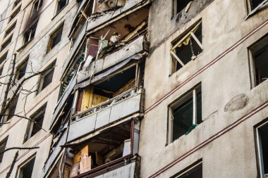 Kharkiv, Ukrayna, 16 Eylül 2024 Rus saldırısından sonra 12 katlı bir binaya. Patlama, cam ve metal parçalarını her yöne uçurdu. Bu da ikincil hasara yol açtı..