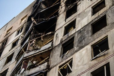 Kharkiv, Ukrayna, 16 Eylül 2024 Rus saldırısından sonra 12 katlı bir binaya. Patlama, cam ve metal parçalarını her yöne uçurdu. Bu da ikincil hasara yol açtı..