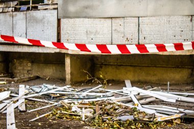 Kharkiv, Ukrayna, 16 Eylül 2024 Rus saldırısından sonra 12 katlı bir binaya. Patlama, cam ve metal parçalarını her yöne uçurdu. Bu da ikincil hasara yol açtı..