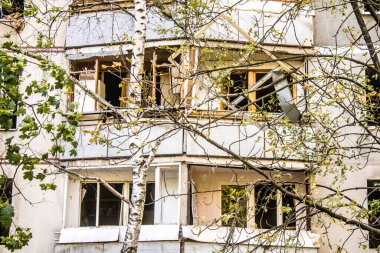 Kharkiv, Ukrayna, 16 Eylül 2024 Rus saldırısından sonra 12 katlı bir binaya. Patlama, cam ve metal parçalarını her yöne uçurdu. Bu da ikincil hasara yol açtı..
