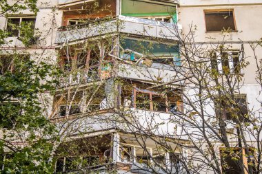 Kharkiv, Ukrayna, 16 Eylül 2024 Rus saldırısından sonra 12 katlı bir binaya. Patlama, cam ve metal parçalarını her yöne uçurdu. Bu da ikincil hasara yol açtı..