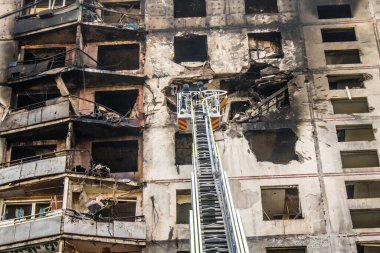 Kharkiv, Ukrayna, 16 Eylül 2024 Rus saldırısından sonra 12 katlı bir binaya. Patlama, cam ve metal parçalarını her yöne uçurdu. Bu da ikincil hasara yol açtı..