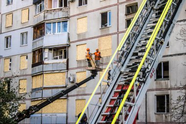 Kharkiv, Ukrayna, 16 Eylül 2024 Rus saldırısından sonra 12 katlı bir binaya. Patlama, cam ve metal parçalarını her yöne uçurdu. Bu da ikincil hasara yol açtı..