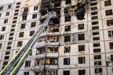 Kharkiv, Ukrayna, 16 Eylül 2024 Rus saldırısından sonra 12 katlı bir binaya. Patlama, cam ve metal parçalarını her yöne uçurdu. Bu da ikincil hasara yol açtı..