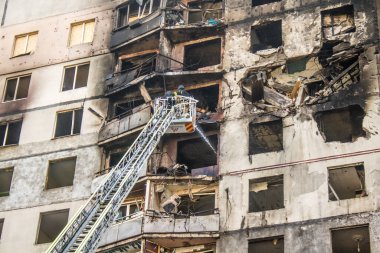 Kharkiv, Ukrayna, 16 Eylül 2024 Rus saldırısından sonra 12 katlı bir binaya. Patlama, cam ve metal parçalarını her yöne uçurdu. Bu da ikincil hasara yol açtı..