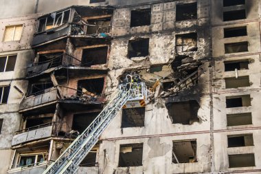 Kharkiv, Ukrayna, 16 Eylül 2024 Rus saldırısından sonra 12 katlı bir binaya. Patlama, cam ve metal parçalarını her yöne uçurdu. Bu da ikincil hasara yol açtı..