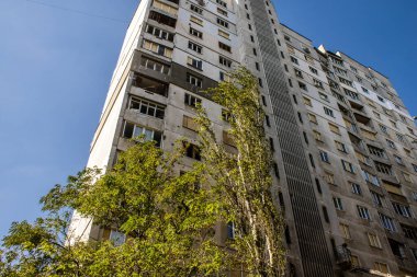 Kharkiv, Ukrayna, 16 Eylül 2024 Rus saldırısından sonra 12 katlı bir binaya. Patlama, cam ve metal parçalarını her yöne uçurdu. Bu da ikincil hasara yol açtı..