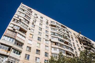 Kharkiv, Ukrayna, 16 Eylül 2024 Rus saldırısından sonra 12 katlı bir binaya. Patlama, cam ve metal parçalarını her yöne uçurdu. Bu da ikincil hasara yol açtı..