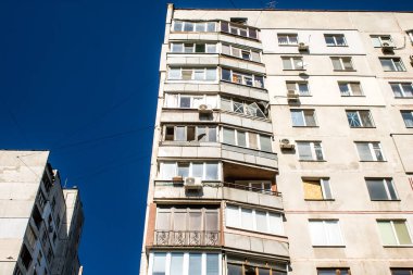 Kharkiv, Ukrayna, 16 Eylül 2024 Rus saldırısından sonra 12 katlı bir binaya. Patlama, cam ve metal parçalarını her yöne uçurdu. Bu da ikincil hasara yol açtı..