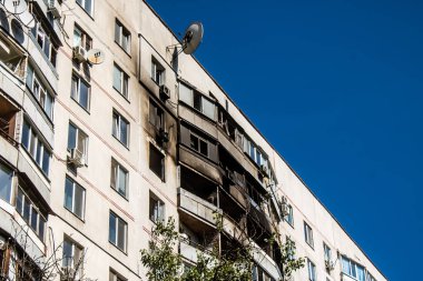 Kharkiv, Ukrayna, 16 Eylül 2024 Rus saldırısından sonra 12 katlı bir binaya. Patlama, cam ve metal parçalarını her yöne uçurdu. Bu da ikincil hasara yol açtı..