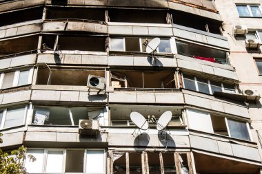 Kharkiv, Ukrayna, 16 Eylül 2024 Rus saldırısından sonra 12 katlı bir binaya. Patlama, cam ve metal parçalarını her yöne uçurdu. Bu da ikincil hasara yol açtı..