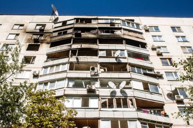 Kharkiv, Ukrayna, 16 Eylül 2024 Rus saldırısından sonra 12 katlı bir binaya. Patlama, cam ve metal parçalarını her yöne uçurdu. Bu da ikincil hasara yol açtı..
