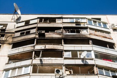 Kharkiv, Ukrayna, 16 Eylül 2024 Rus saldırısından sonra 12 katlı bir binaya. Patlama, cam ve metal parçalarını her yöne uçurdu. Bu da ikincil hasara yol açtı..