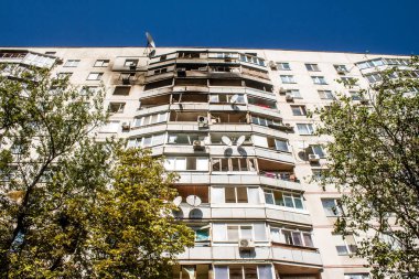 Kharkiv, Ukrayna, 16 Eylül 2024 Rus saldırısından sonra 12 katlı bir binaya. Patlama, cam ve metal parçalarını her yöne uçurdu. Bu da ikincil hasara yol açtı..