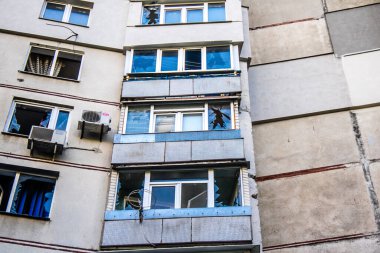 Kharkiv, Ukrayna, 16 Eylül 2024 Rus saldırısından sonra 12 katlı bir binaya. Patlama, cam ve metal parçalarını her yöne uçurdu. Bu da ikincil hasara yol açtı..