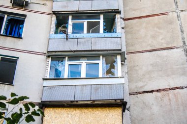 Kharkiv, Ukrayna, 16 Eylül 2024 Rus saldırısından sonra 12 katlı bir binaya. Patlama, cam ve metal parçalarını her yöne uçurdu. Bu da ikincil hasara yol açtı..