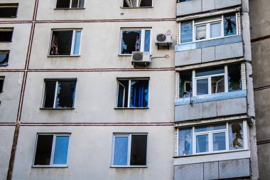 Kharkiv, Ukrayna, 16 Eylül 2024 Rus saldırısından sonra 12 katlı bir binaya. Patlama, cam ve metal parçalarını her yöne uçurdu. Bu da ikincil hasara yol açtı..