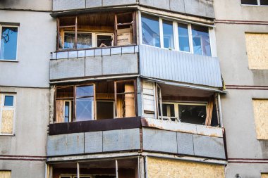Kharkiv, Ukrayna, 16 Eylül 2024 Rus saldırısından sonra 12 katlı bir binaya. Patlama, cam ve metal parçalarını her yöne uçurdu. Bu da ikincil hasara yol açtı..