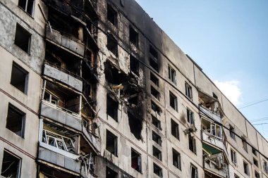 Kharkiv, Ukrayna, 16 Eylül 2024 Rus saldırısından sonra 12 katlı bir binaya. Patlama, cam ve metal parçalarını her yöne uçurdu. Bu da ikincil hasara yol açtı..