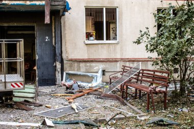 Kharkiv, Ukrayna, 16 Eylül 2024 Rus saldırısından sonra 12 katlı bir binaya. Patlama, cam ve metal parçalarını her yöne uçurdu. Bu da ikincil hasara yol açtı..