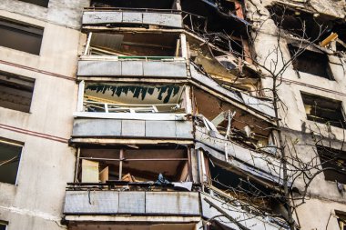 Kharkiv, Ukrayna, 16 Eylül 2024 Rus saldırısından sonra 12 katlı bir binaya. Patlama, cam ve metal parçalarını her yöne uçurdu. Bu da ikincil hasara yol açtı..