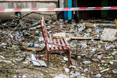 Kharkiv, Ukrayna, 16 Eylül 2024 Rus saldırısından sonra 12 katlı bir binaya. Patlama, cam ve metal parçalarını her yöne uçurdu. Bu da ikincil hasara yol açtı..