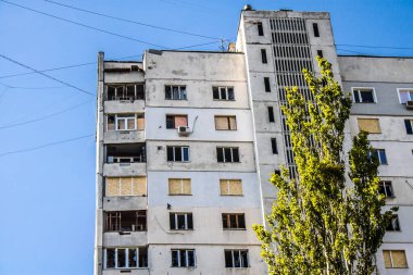 Kharkiv, Ukrayna, 16 Eylül 2024 Rus saldırısından sonra 12 katlı bir binaya. Patlama, cam ve metal parçalarını her yöne uçurdu. Bu da ikincil hasara yol açtı..