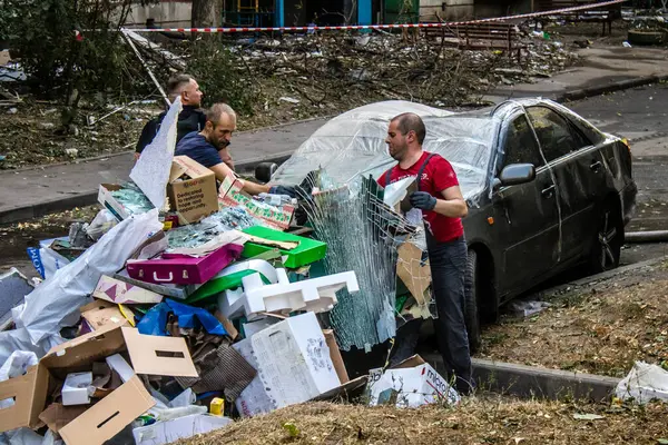 Kharkiv, Ukrayna, 16 Eylül 2024. Rus saldırısından sonra binayı temizleyip onarıyor. Patlama, cam ve metal parçalarını her yöne uçurdu ve ciddi hasara yol açtı..